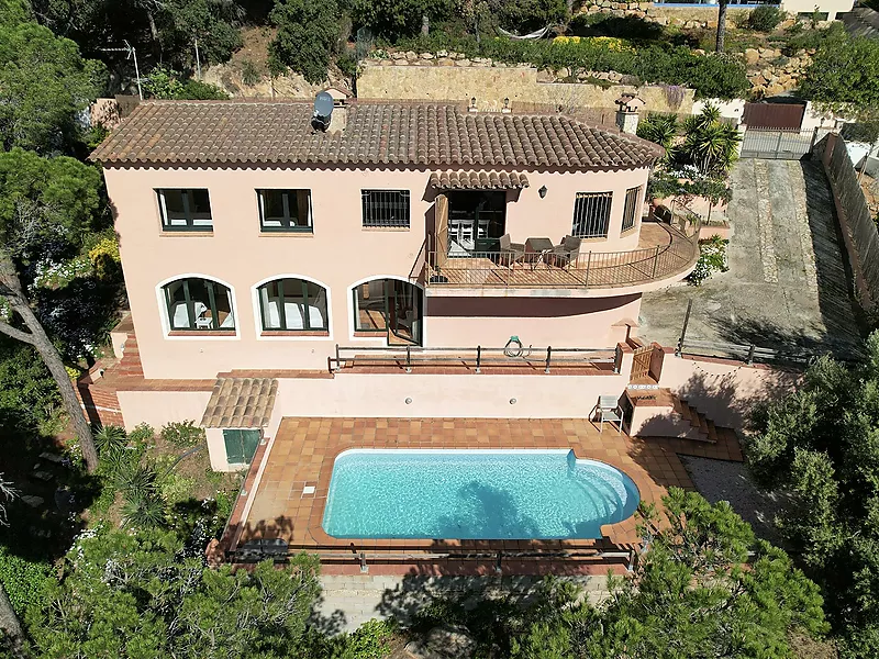 Vila amb vistes al mar, 4 dormitoris, piscina i llicència turística a 3 km del poble.