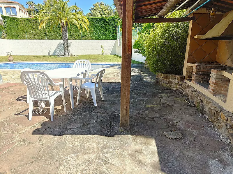 Casa a la Costa Brava: encant i confort amb piscina i jardí