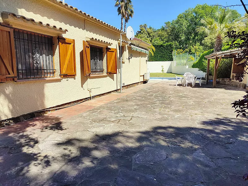 Casa a la Costa Brava: encant i confort amb piscina i jardí