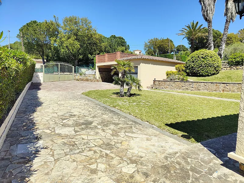 Casa a la Costa Brava: encant i confort amb piscina i jardí