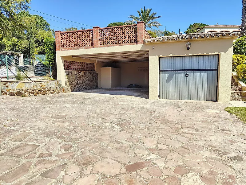 Casa a la Costa Brava: encant i confort amb piscina i jardí