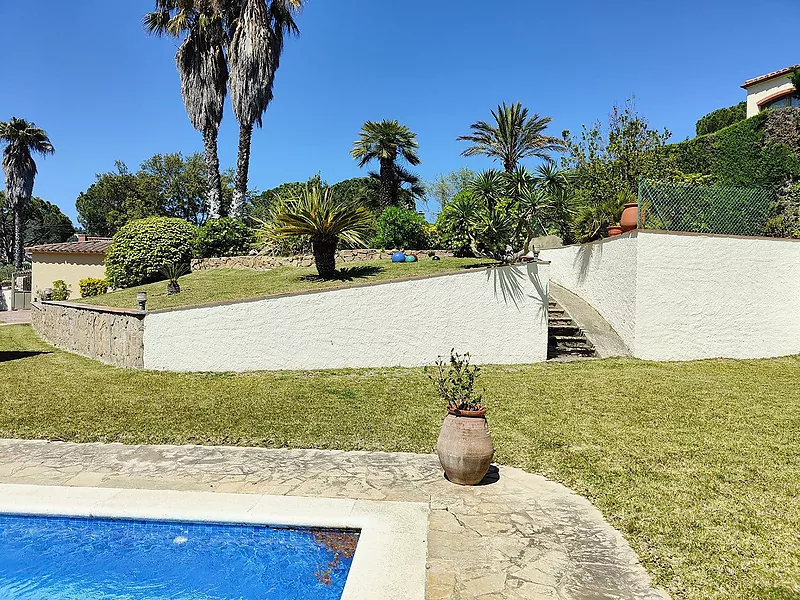 Casa a la Costa Brava: encant i confort amb piscina i jardí