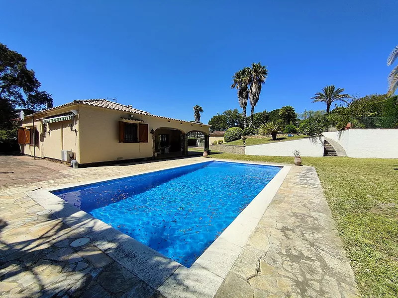 Casa a la Costa Brava: encant i confort amb piscina i jardí