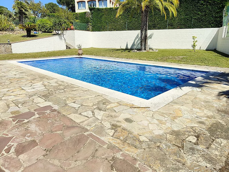 Casa a la Costa Brava: encant i confort amb piscina i jardí