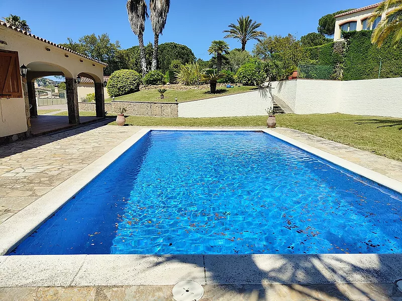 Haus an der Costa Brava: Charme und Komfort mit Pool und Garten