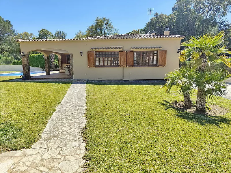 Casa a la Costa Brava: encant i confort amb piscina i jardí