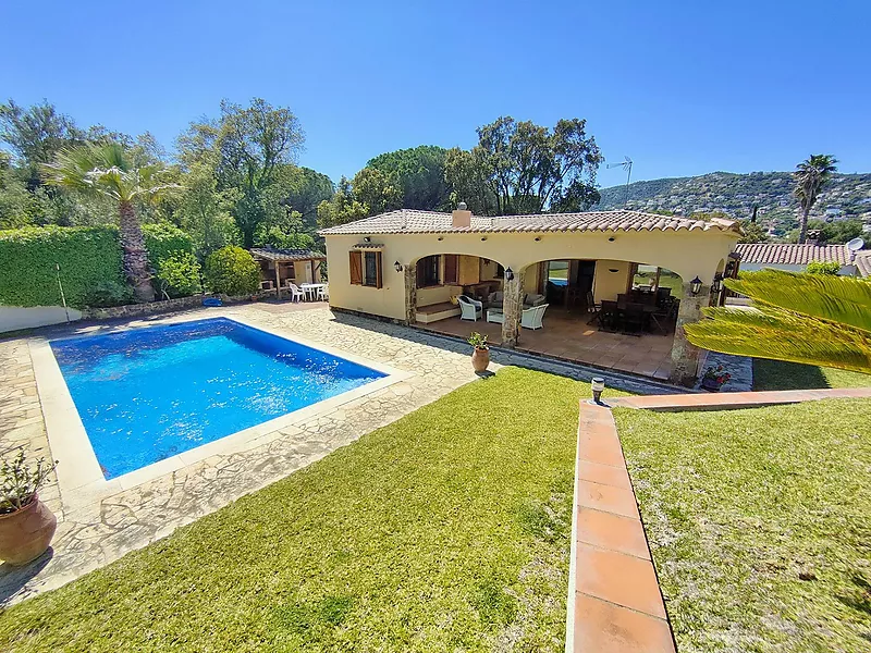 Casa a la Costa Brava: encant i confort amb piscina i jardí