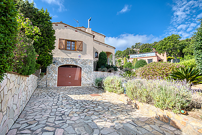 Villa de style traditionnel dans un emplacement privilégié sur la Costa Brava, avec piscine et grand garage