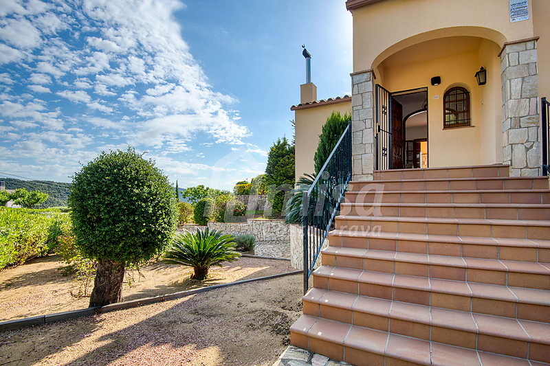 Traditional style villa in a privileged location on the Costa Brava, with pool and large garage