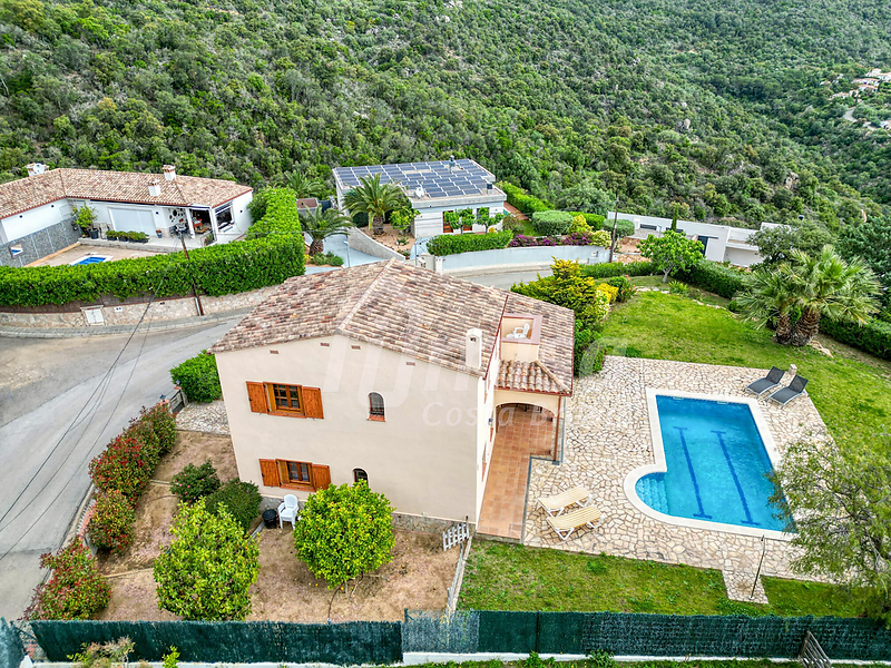 Villa im traditionellen Stil in privilegierter Lage an der Costa Brava, mit Pool und großer Garage