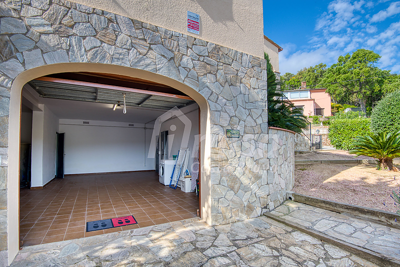 Xalet d´estil tradicional en lloc privilegiat de la Costa Brava, amb piscina i gran garatge