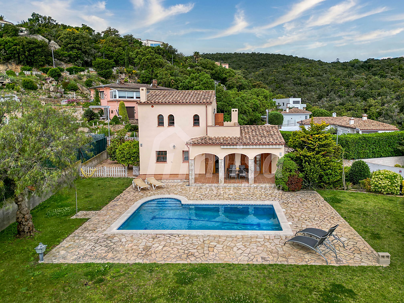 Traditional style villa in a privileged location on the Costa Brava, with pool and large garage