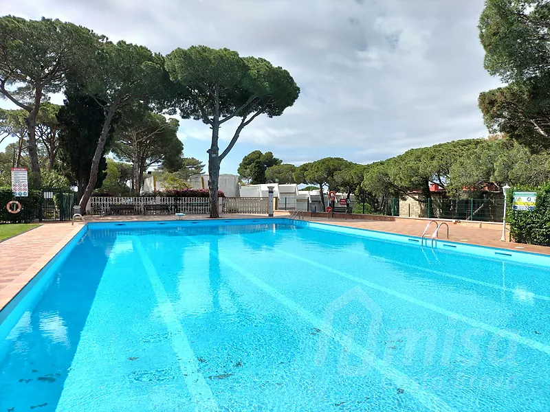 Casa adossada en comunitat tranquil·la amb gran piscina i solàrium