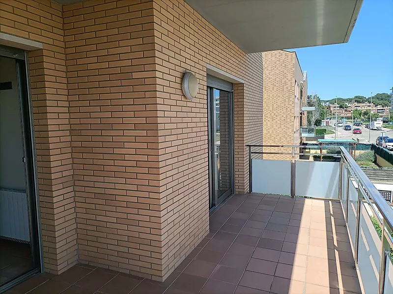 Apartamento semi nuevo con parking y terraza en Sant Antoni de Calonge