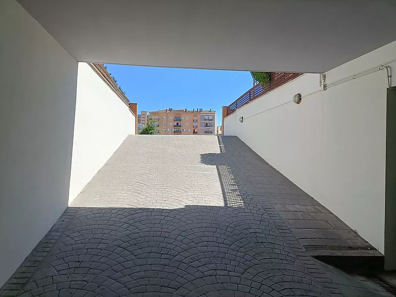 Halbneue Wohnung mit Parkplatz und Terrasse in Sant Antoni de Calonge