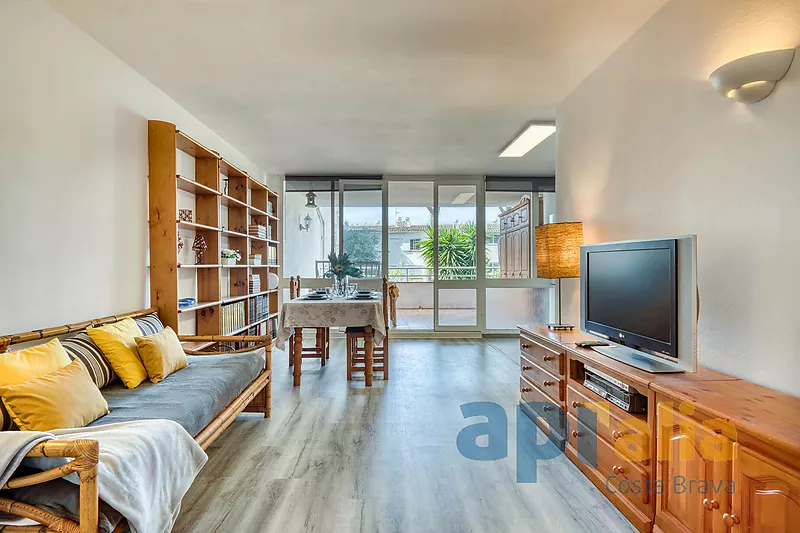 Apartament ampli amb terrassa molt gran i dos dormitoris a zona Politur