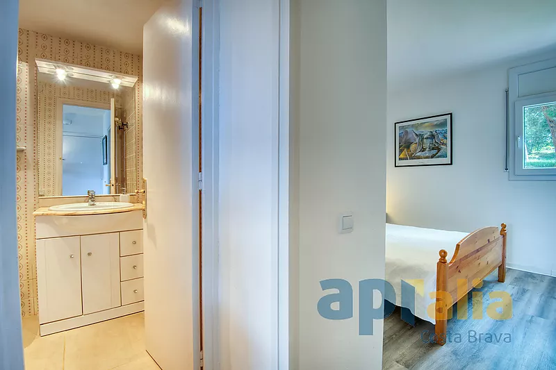 Apartament ampli amb terrassa molt gran i dos dormitoris a zona Politur