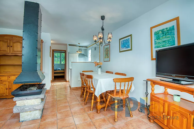 Townhouse in quiet community with large pool and solarium