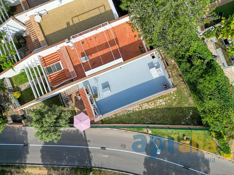 Casa adossada en comunitat tranquil·la amb gran piscina i solàrium