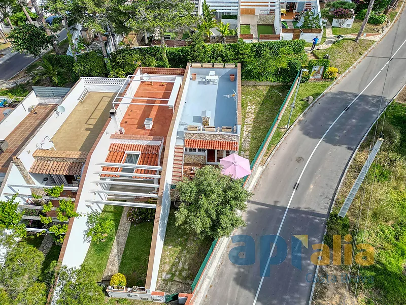 Casa adosada en comunidad tranquila con grande piscina y solarium