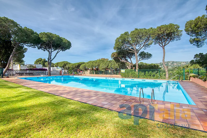 Casa adossada en comunitat tranquil·la amb gran piscina i solàrium