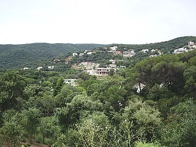 Terrain avec vue fantastique sur la montagne