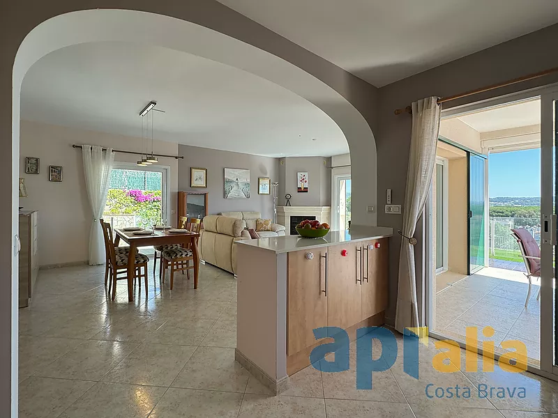 Encantadora casa de 3 dormitorios en Sant Antoni de Calonge en la Costa Brava, con piscina y garaje
