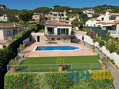 Encantadora casa de 3 dormitorios en Sant Antoni de Calonge en la Costa Brava, con piscina y garaje