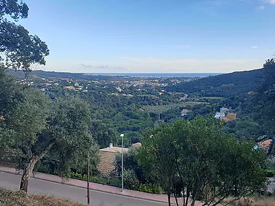 Terrain avec vue fantastique sur la mer