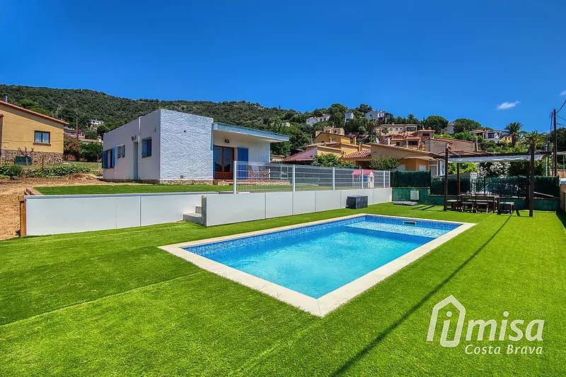 2 bedroom house with garage and pool on the Costa Brava, 5 minutes from the beach