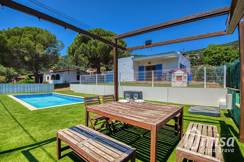 Maison de 2 chambres avec garage et piscine sur la Costa Brava, à 5 minutes de la plage