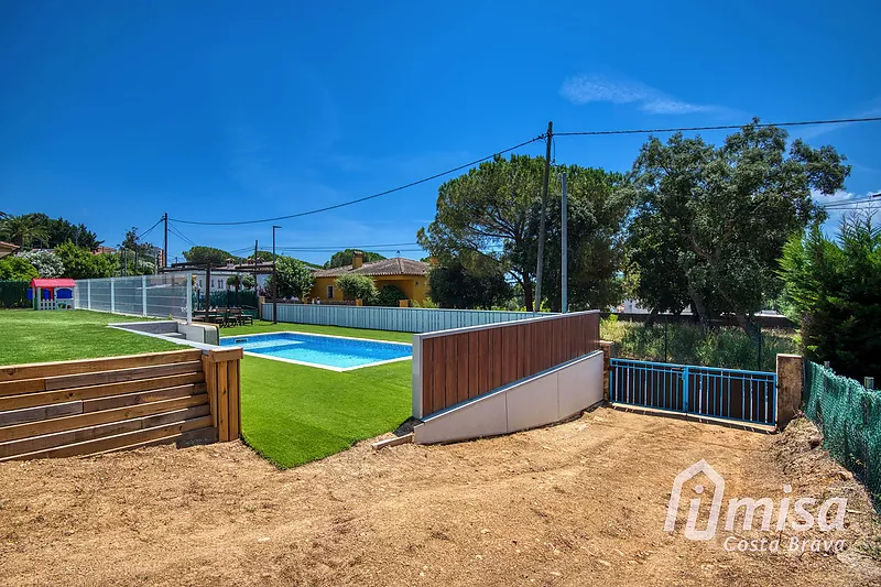 2 bedroom house with garage and pool on the Costa Brava, 5 minutes from the beach
