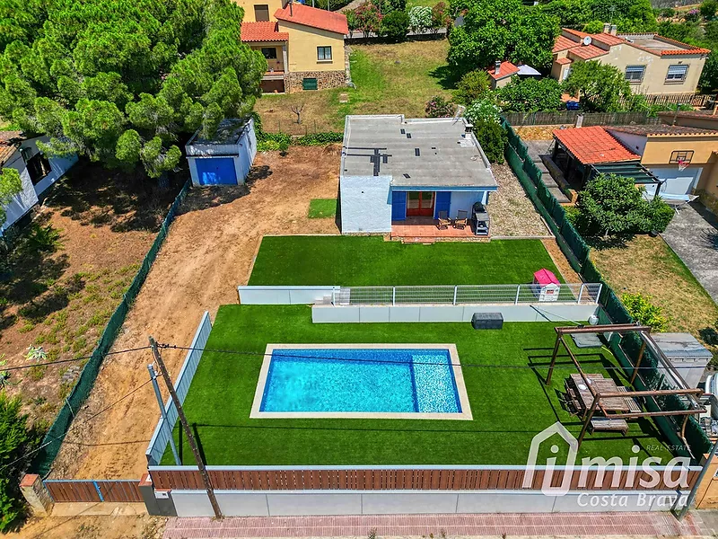 Casa de 2 dormitorios con garaje y piscina en la Costa Brava, a 5 min de la playa