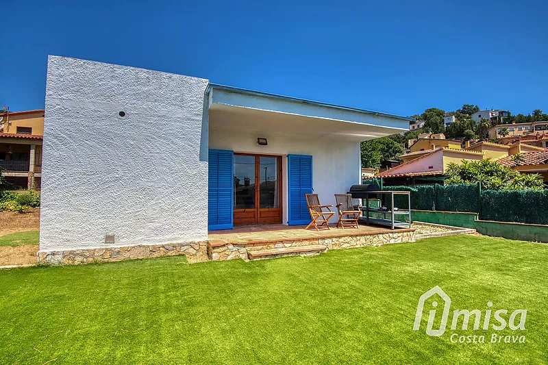 Casa de 2 dormitorios con garaje y piscina en la Costa Brava, a 5 min de la playa