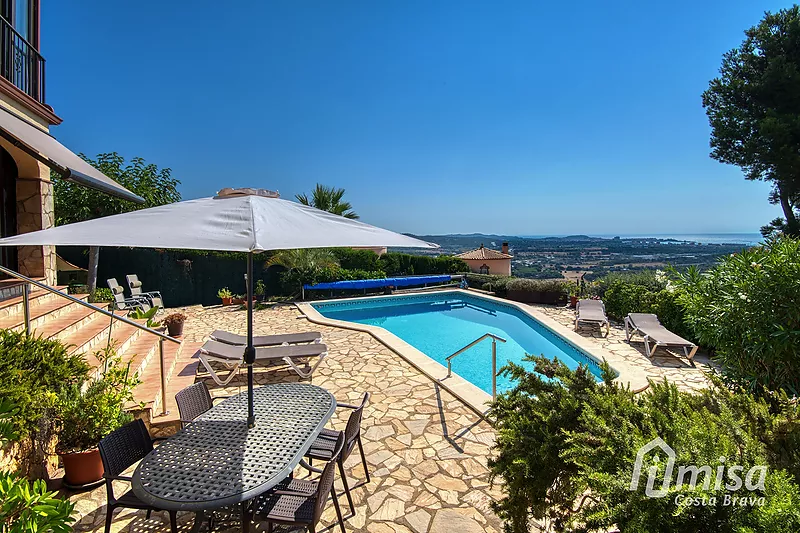 Belle maison avec vues panoramiques et piscine