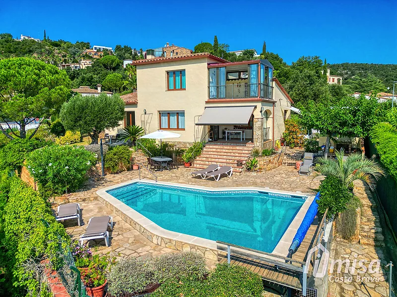 Encantadora casa con vistas panorámicas y piscina