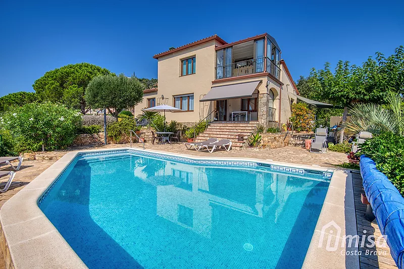 Belle maison avec vues panoramiques et piscine