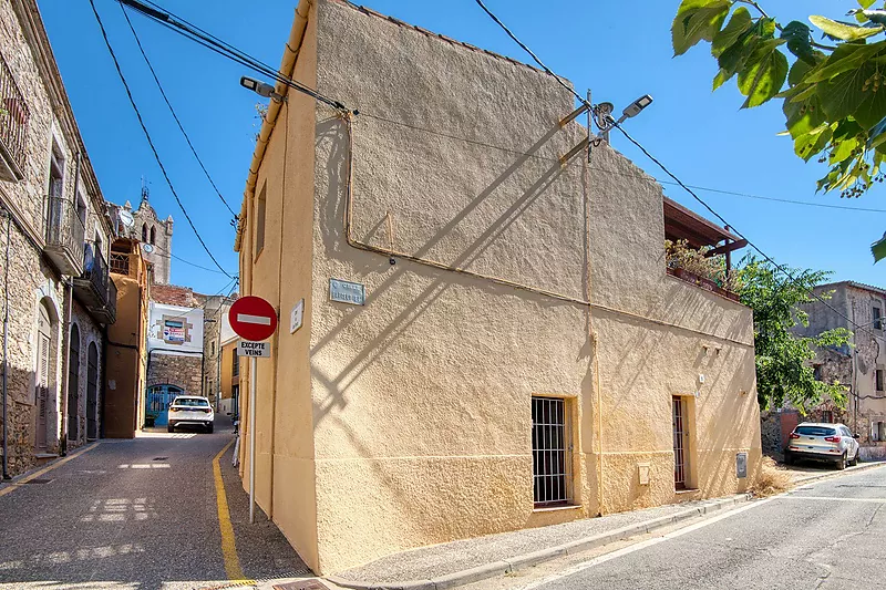 Casa de poble reformada al centre de Calonge