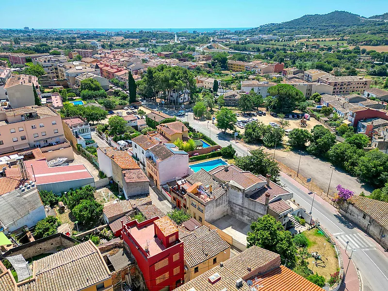 Casa de poble reformada al centre de Calonge