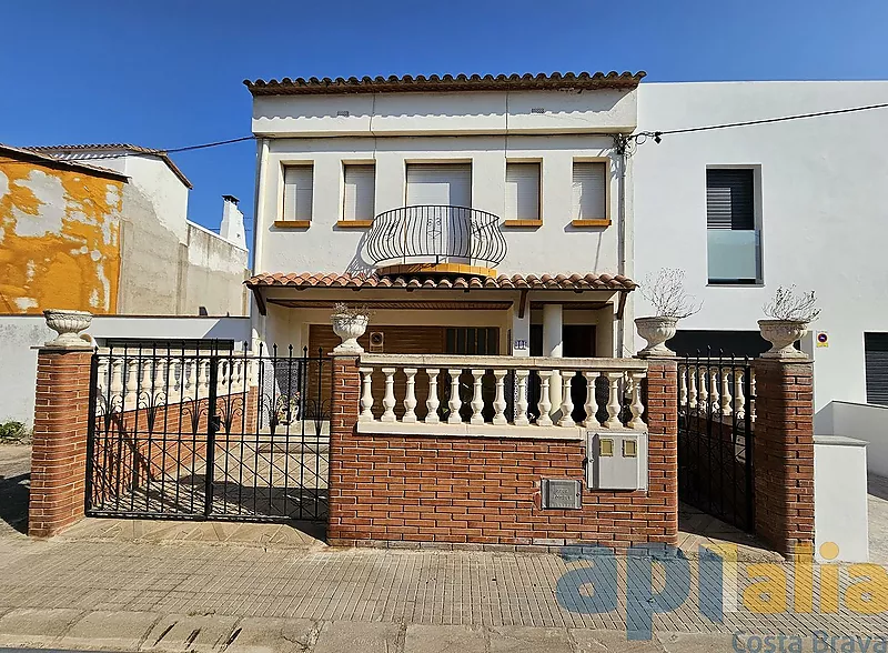 MAISON JUMELÉE À VENDRE DANS UN QUARTIER CALME DE PALAMÓS