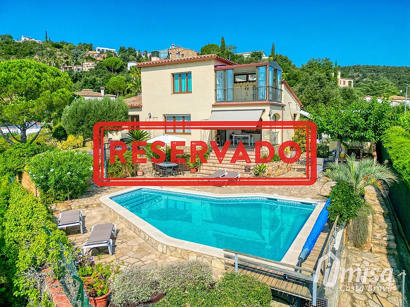 Encantadora casa amb vistes panoràmiques i piscina