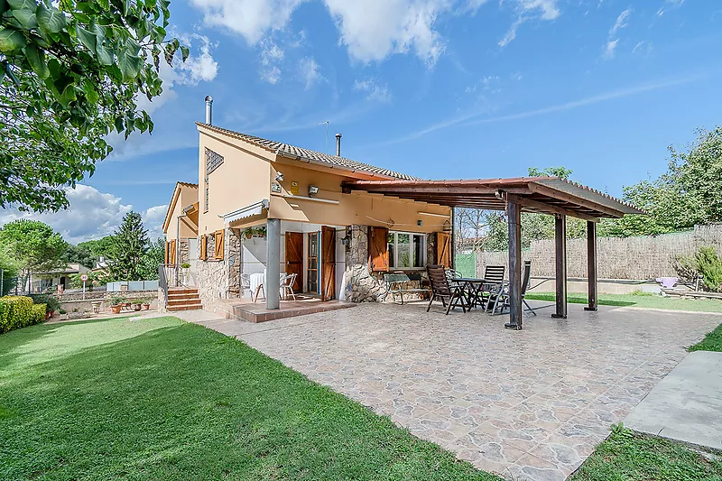 CASA AMB AMPLI TERRENY I PISCINA