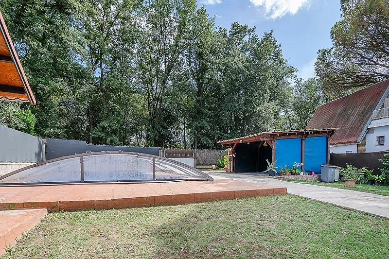 CASA CON AMPLIO TERRENO Y PISCINA