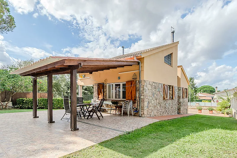 CASA AMB AMPLI TERRENY I PISCINA