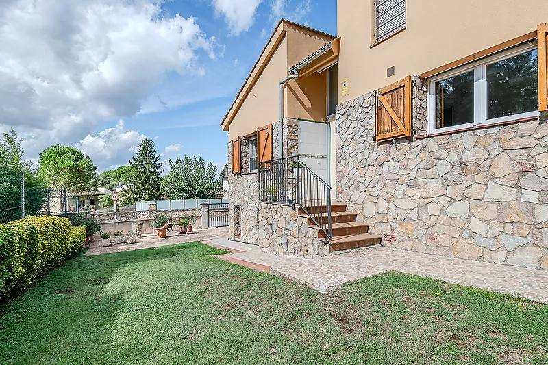 CASA CON AMPLIO TERRENO Y PISCINA