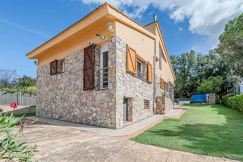 CASA AMB AMPLI TERRENY I PISCINA