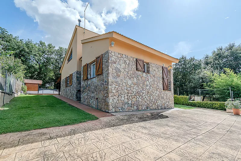 CASA AMB AMPLI TERRENY I PISCINA