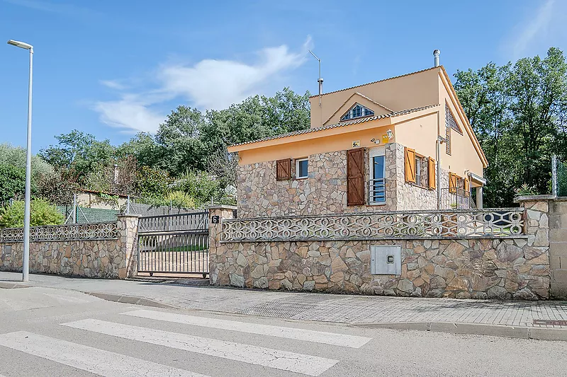 CASA CON AMPLIO TERRENO Y PISCINA