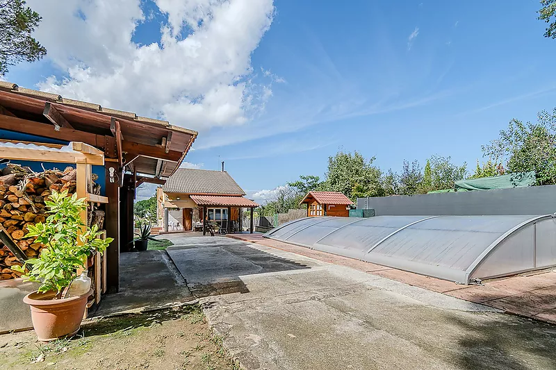 CASA CON AMPLIO TERRENO Y PISCINA