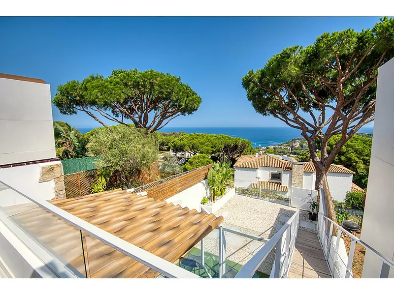 Terraced house with sea views